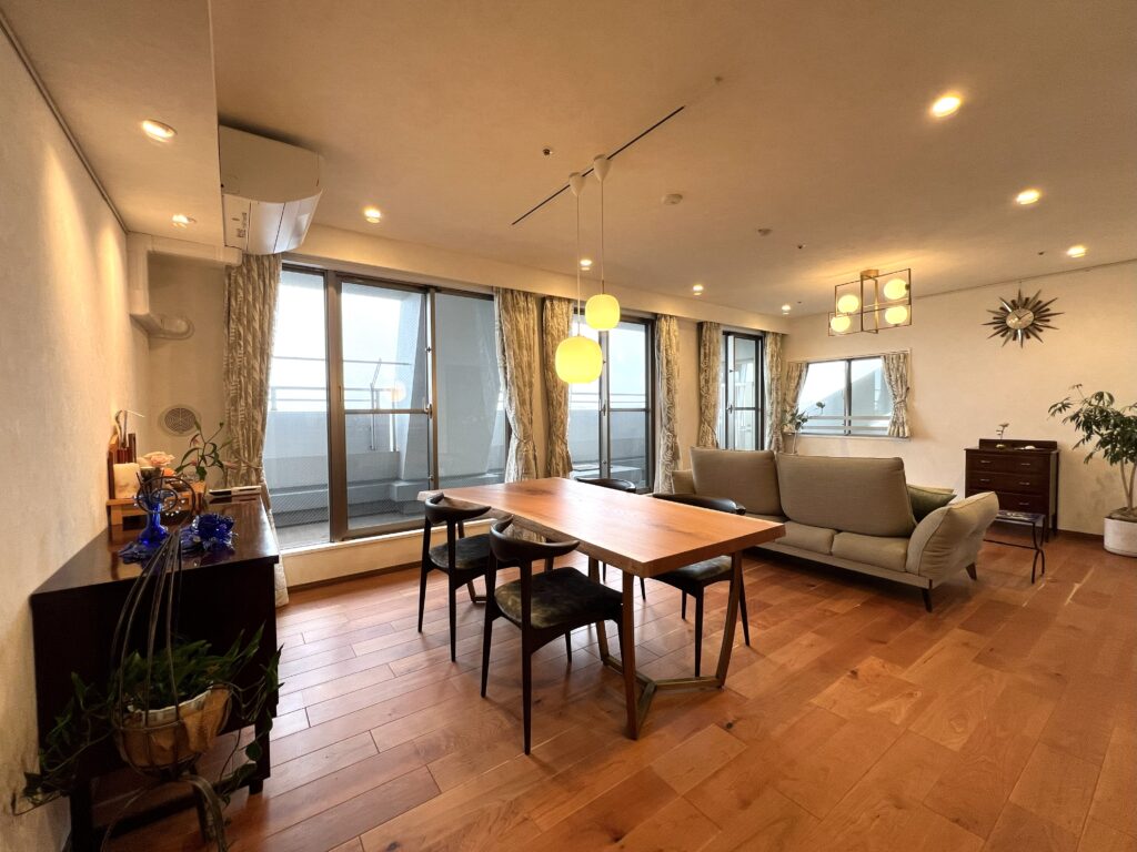 窓から光が入る中古マンションのリビング・ダイニング